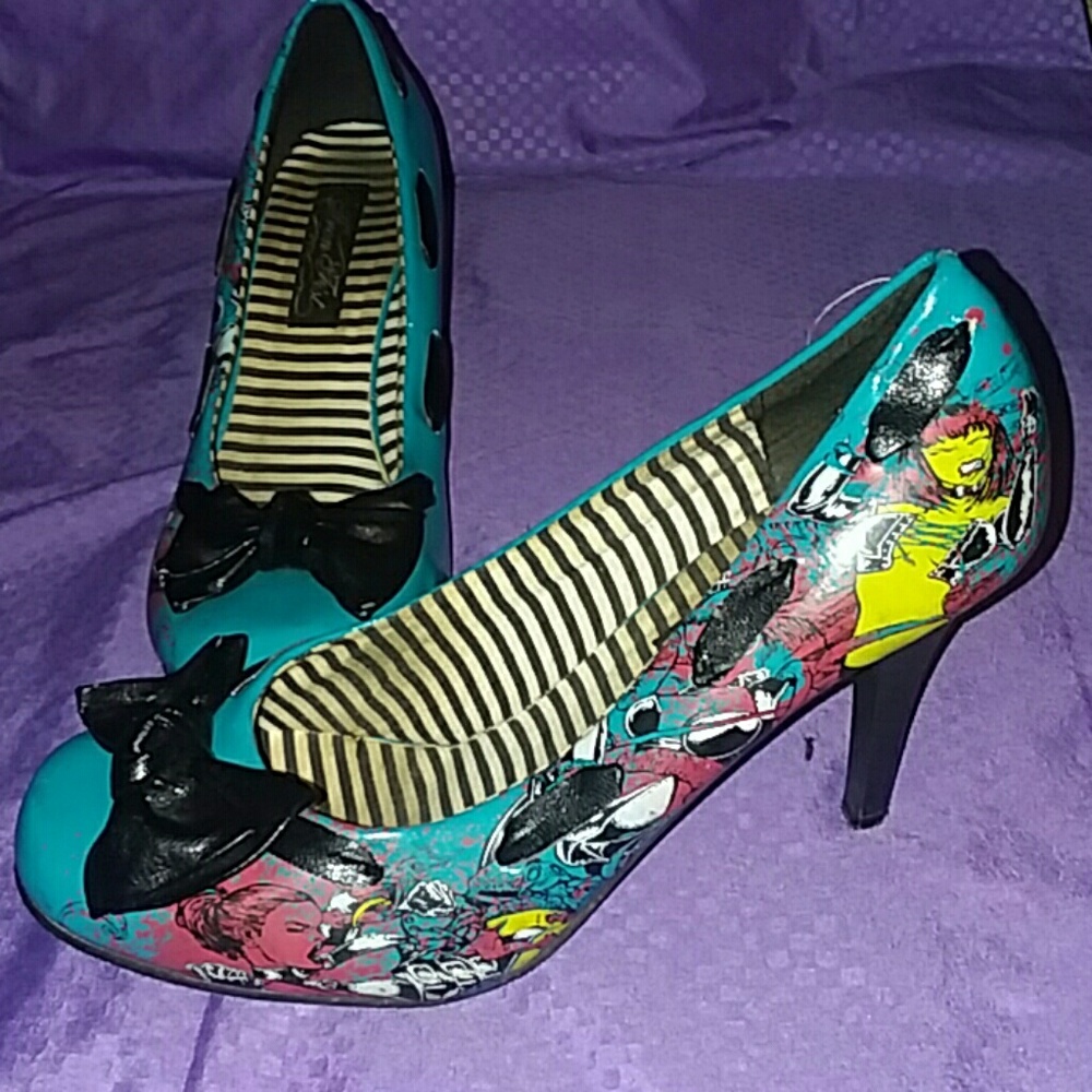 Blue heels with design